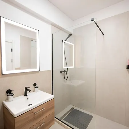 Velvet Breeze In Odyssey Pools And Parking Apartman